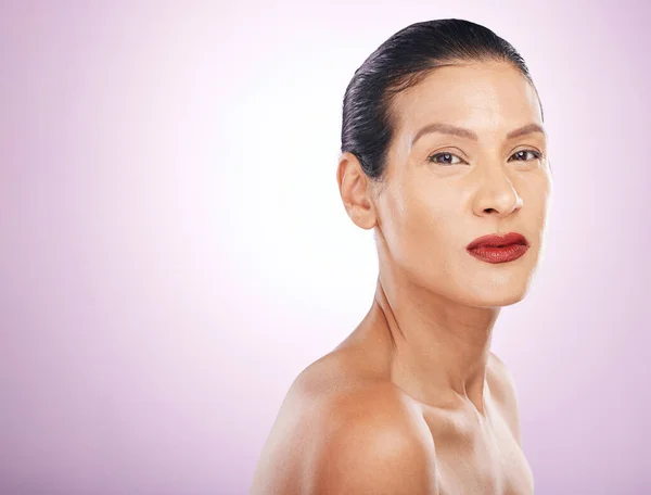 Cara Maquillaje Lápiz Labial Rojo Mujer Estudio Aislado Una Maqueta —  Fotos de Stock