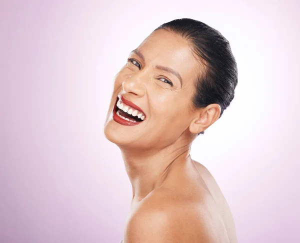 Gülme Yüz Makyajı Stüdyodaki Kadının Mor Arka Planda Izole Edilmiş — Stok fotoğraf