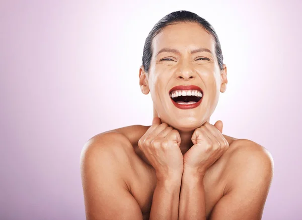 Gülme Yüz Makyajı Stüdyodaki Kadının Mor Arka Planda Izole Edilmiş — Stok fotoğraf
