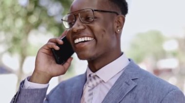 Mutlu siyah adam, şehirde iletişim, seyahat ve kontrol için telefon görüşmesi ve sohbet. Afro-Amerikan erkek cep telefonuyla konuşuyor. Şehir caddesinde zamana bakıyor..