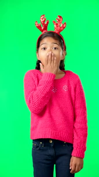 Gyermek Karácsony Megdöbbent Zöld Képernyőn Titkos Vagy Eladó Stúdió Háttér — Stock videók