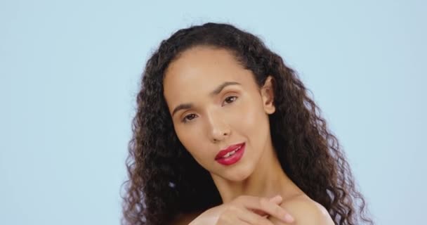 Yüz Güzellik Kırmızı Ruj Makyaj Mavi Arka Planda Kozmetik Ürünü — Stok video