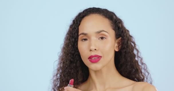 Tvář Krása Červená Rtěnka Make Černá Žena Kosmetickým Výrobkem Modrém — Stock video