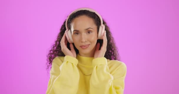 Auriculares Musicales Danza Cara Mujer Estudio Fondo Rosa Fondo Color — Vídeos de Stock