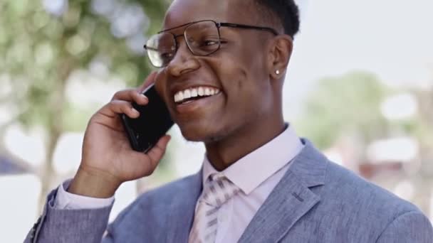 快乐的黑人男人 城市里的电话和谈话 为沟通 旅行和检查手表 非洲裔美国男性谈论手机时 在城市街道上凝视时间 — 图库视频影像