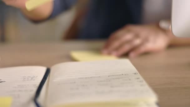 Cuaderno Planificación Recordatorio Con Las Manos Mujer Escribiendo Nota Adhesiva — Vídeo de stock