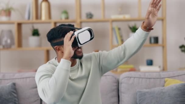 虚拟现实 变形金刚和男人在客厅里带着耳机玩3D电子游戏 未来派 创新和男性游戏玩家坐在沙发上 在家中与Vr护目镜游戏 — 图库视频影像