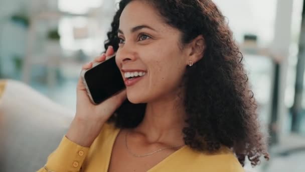 笑顔と女性の都市では チャットや都市部の町の屋外で連絡を話す話している 5Gテクノロジー 携帯電話または会話や議論のためのスマートフォンと幸せな混合レース女性 — ストック動画