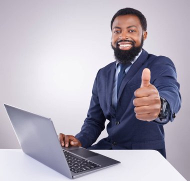 Siyah adam, dizüstü bilgisayar ve başparmaklar beyaz arka plan portresinden izole edilmiş, online başarı ve teşekkür ederim. Mutlu iş adamı ya da kazanan stüdyodaki bilgisayardan evet ya da oylama yapacak..