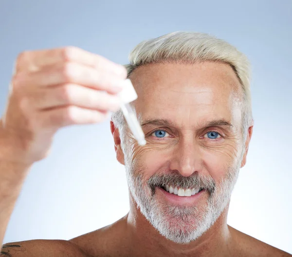 Homem Velho Retrato Sorriso Rosto Com Soro Para Cuidados Com — Fotografia de Stock