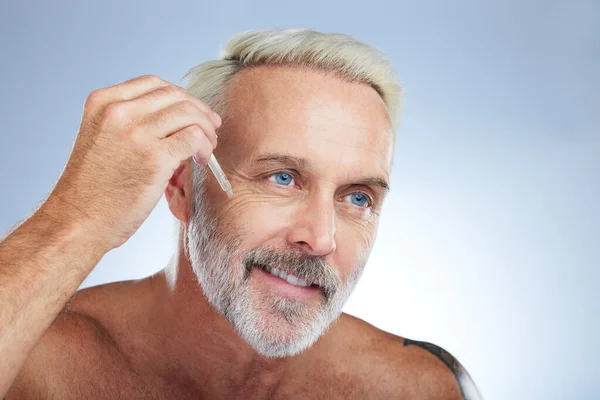 Hombre Viejo Sonrisa Aceite Facial Para Cuidado Piel Belleza Aseo — Foto de Stock