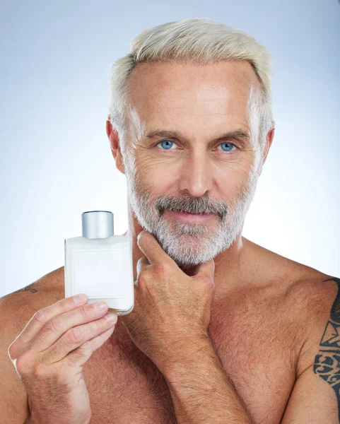 Oude Man Portret Zelfverzekerd Gezicht Met Cologne Verzorging Hygiëne Parfum — Stockfoto