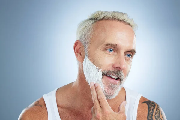 Homem Sênior Creme Barbear Sorriso Para Preparação Cuidados Com Pele — Fotografia de Stock