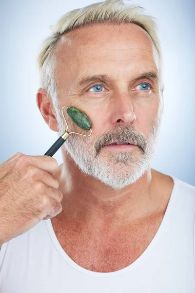 Homem Sênior Rolo Jade Cuidados Com Pele Facial Com Limpo — Fotografia de Stock