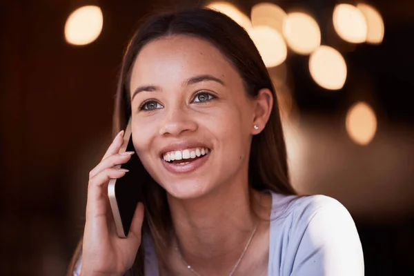 Telefoongesprek Mobiele Communicatie Gezicht Van Gelukkige Vrouw Die Luistert Praat — Stockfoto