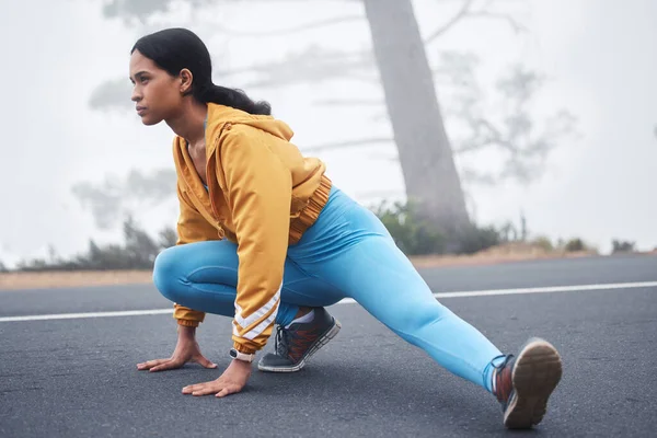 야외에서 다리를 여자와 달리기 선수들 도로에서 집중적으로 운동을 경기와 마라톤에 — 스톡 사진