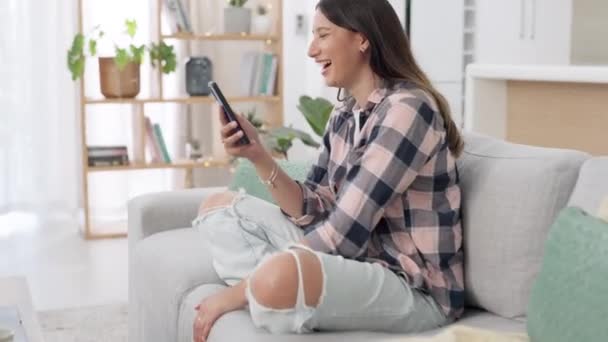 Telefon Media Społecznościowe Śmiech Kobietą Kanapie Salonie Jej Domu Podczas — Wideo stockowe
