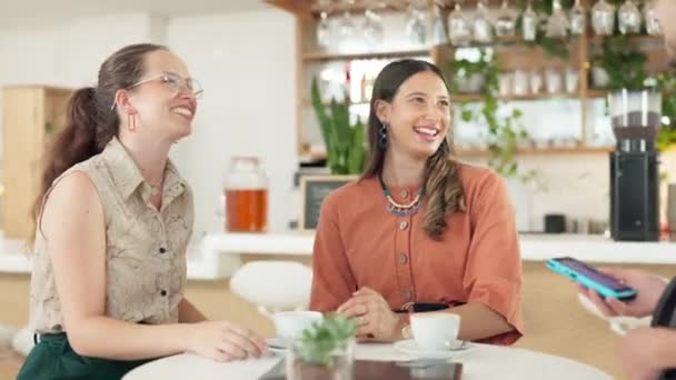 Kahve Dükkanındaki Arkadaşlar Ödeme Için Kredi Kartı Barmen Garsonla Konuşmak — Stok video