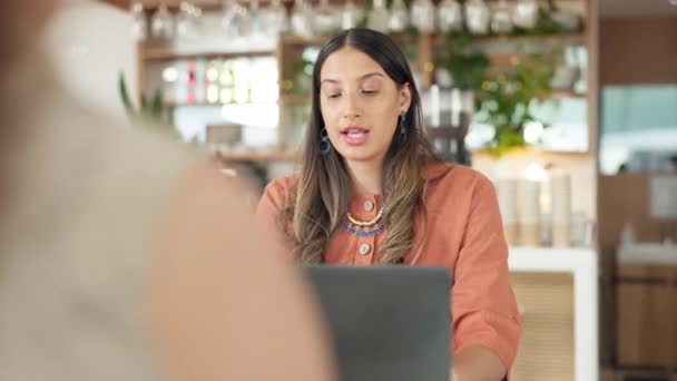 사업을 노트북 컴퓨터 커피숍 식당에서 계획등 있습니다 말하는 관리자 프리랜서 — 비디오