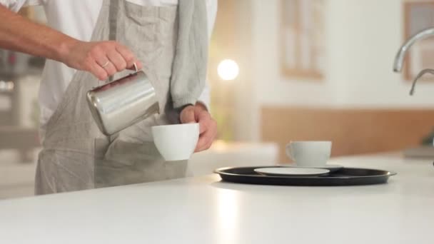 Бариста Чашка Молока Кофе Человеком Руками Приготовление Напитка Латте Столешница — стоковое видео