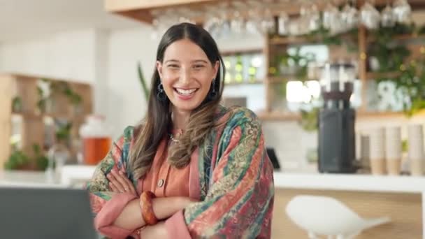 Mujer Sonriente Cara Brazos Cruzados Cafetería Para Orgullo Pequeña Empresa — Vídeos de Stock