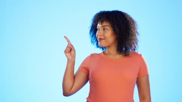 Cara Mujer Apuntando Maqueta Fondo Azul Espacio Publicitario Estudio Retrato — Vídeos de Stock