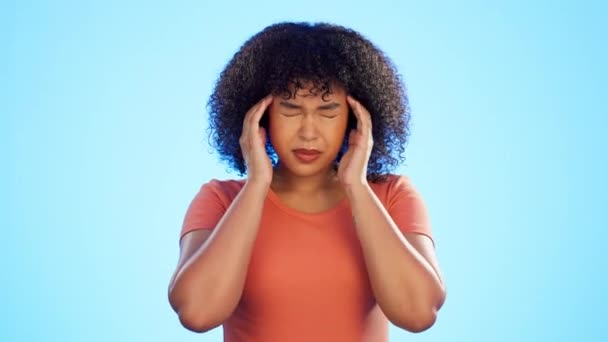 Kopfschmerzen Schmerz Und Gesicht Der Frau Auf Blauem Hintergrund Mit — Stockvideo