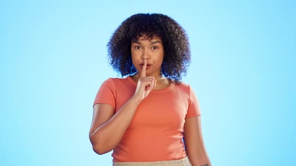 Dudakta Parmak Izi Mavi Arka Planda Siyah Bir Kadının Yüzü — Stok video