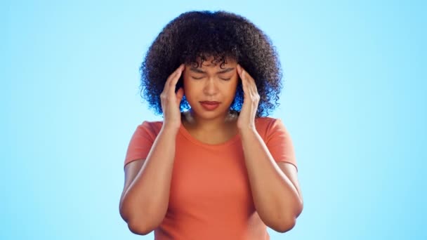 Mujer Dolor Cabeza Cara Dolor Estudio Con Estrés Niebla Cerebral — Vídeos de Stock