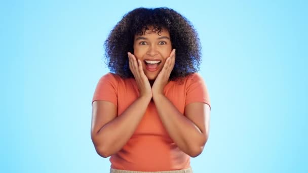 兴奋的脸和女人对销售公告和打折感到高兴 孤零零的蓝色背景和工作室 有着混合种族的女性画像 带着微笑 对好消息和胜利感到惊讶 — 图库视频影像