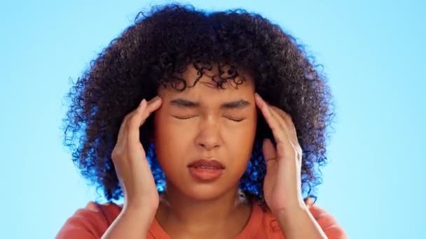 Черная Женщина Страдает Головной Болью Стрессом Массажем Виска Руками Синем — стоковое видео