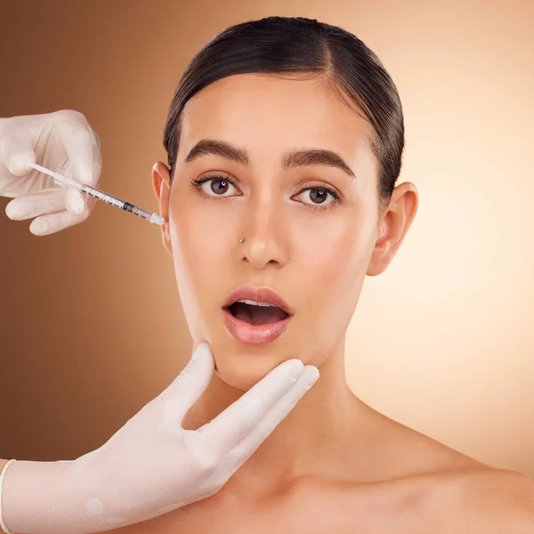 Plasztikai Sebészeti Kezek Meglepetés Portré Női Arc Tűcserével Kozmetikai Eljárással — Stock Fotó