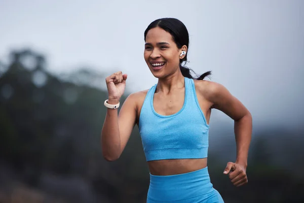 Correr Fitness Mujer Feliz Naturaleza Con Entrenamiento Cardiovascular Objetivos Ejercicio —  Fotos de Stock