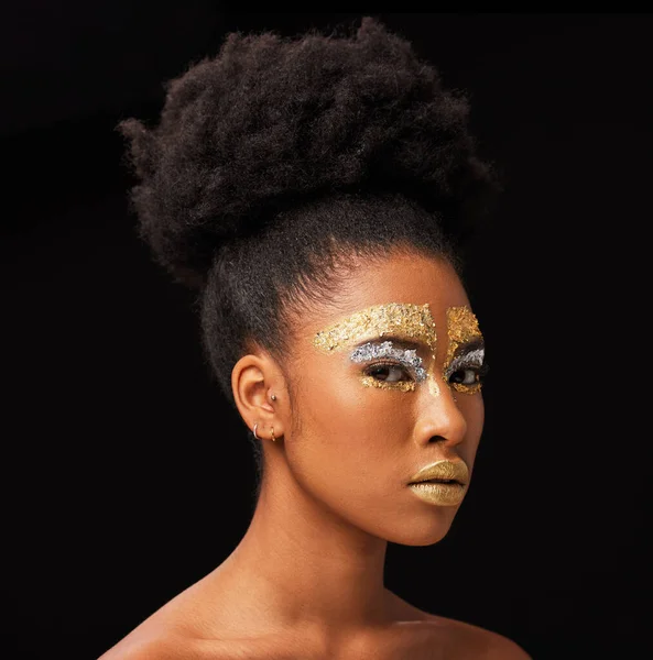 Beleza Ouro Glamour Com Mulher Negra Maquiagem Estúdio Para Luxo — Fotografia de Stock