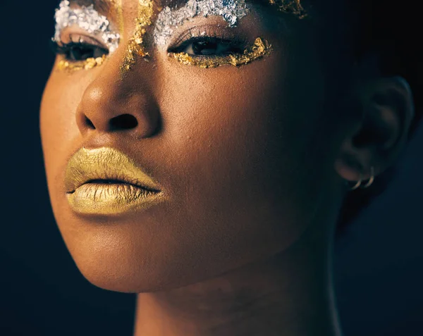 Beleza Ouro Rosto Com Mulher Negra Maquiagem Estúdio Para Luxo — Fotografia de Stock