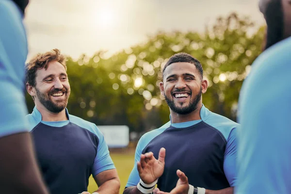 Mężczyźni Szczęśliwy Lub Śmiejący Się Zespół Rugby Przerwie Fitness Ćwiczenia — Zdjęcie stockowe