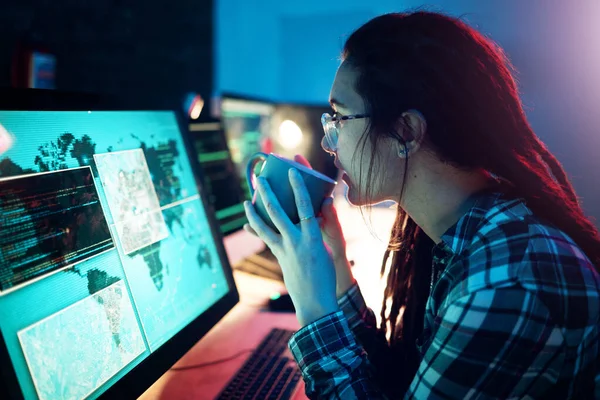 Ekran Komputera Kawa Lub Cyber Bezpieczeństwa Kobieta Haker Ciemnym Pokoju — Zdjęcie stockowe