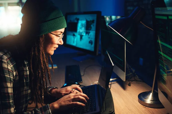 Kobieta Laptop Haker Wpisując Domu Oprogramowaniem Programowania Danych Lub Cyberbezpieczeństwa — Zdjęcie stockowe