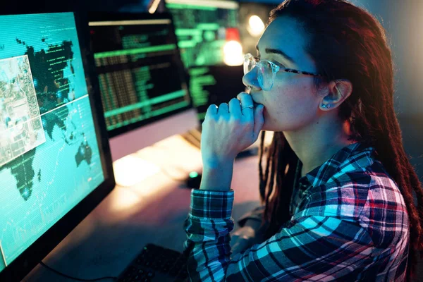 Kobieta Ekran Komputera Haker Myślenia Oprogramowaniem Programowania Danych Lub Cyberbezpieczeństwa — Zdjęcie stockowe