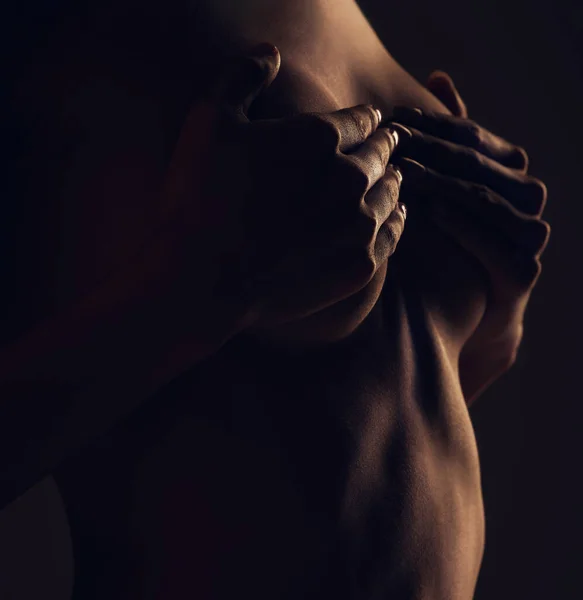 肌の胸 手と女性のシルエット暗い背景 体とモデルの輝き 光と黒の芸術 抽象的 創造性と影のプロフィールや空間のためのスタジオで審美的な人の胸 — ストック写真