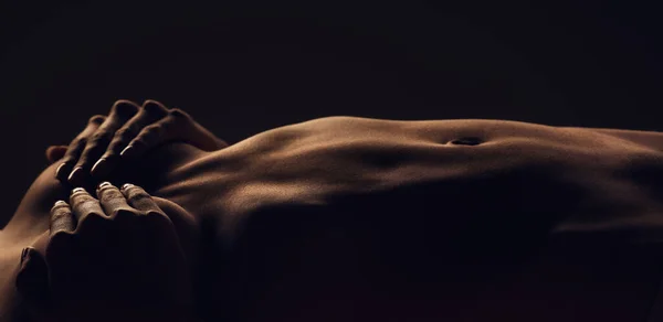 Mage Kvinna Och Bröst Silhuett Mörk Bakgrund Hud Kropp Och — Stockfoto