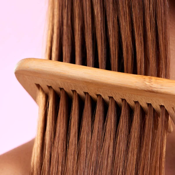 Piękno Grzebień Drewno Włosami Kobiety Dla Zdrowia Salon Zbliżenie Studio — Zdjęcie stockowe