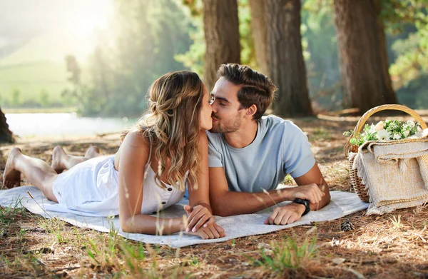 Bacio Coppia Amore Picnic Nella Foresta Estate Con Libertà Avventura — Foto Stock