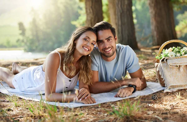 ピクニック 肖像画のカップルや自然公園で一緒にリラックスし 旅行やアウトドアの絆で幸せな人々 男と女が横になり 信頼と関係の愛へのコミットメント — ストック写真