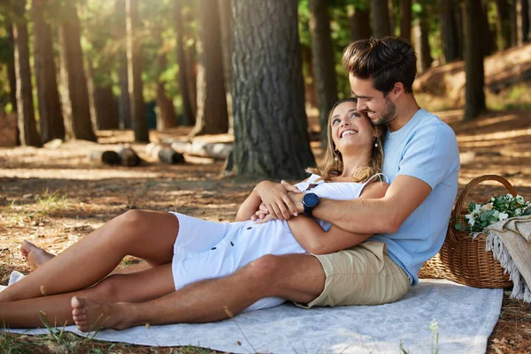 ピクニック 抱っこ 愛と信頼との幸せな関係 自然公園での旅行や冒険のカップル 森の中の若者 アウトドアや幸福と一緒に笑顔 コミットメントとケア — ストック写真