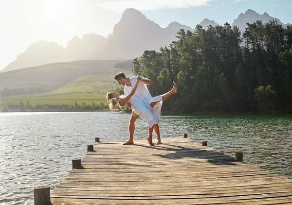 Amor Lago Casal Dançando Juntos Cais Enquanto Umas Férias Românticas — Fotografia de Stock