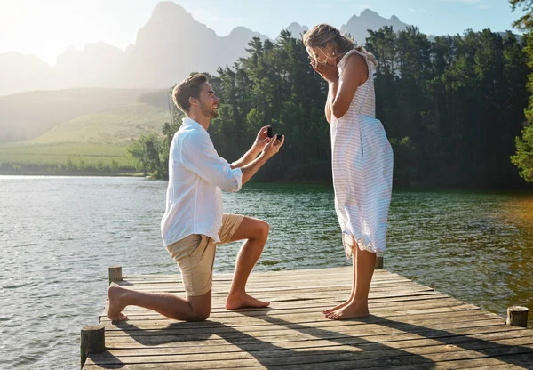 Uomo Donna Proposta Matrimonio Riva Lago Vacanza Con Sorpresa Wow — Foto Stock