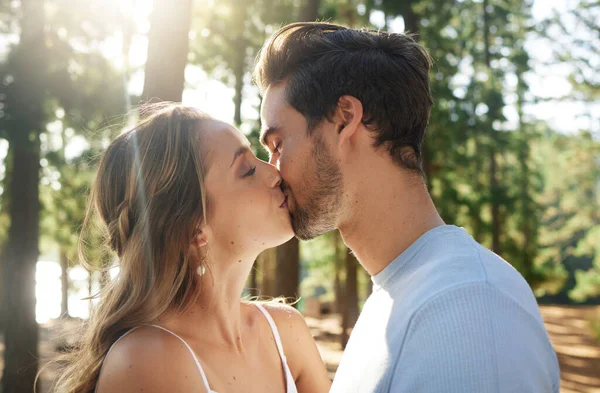 夫婦は森の中でキス 自由と冒険と愛と夏 関係とケア屋外での愛情 自然公園で一緒に人々 ロマンスとコミットメントと信頼 コンテンツと太陽 — ストック写真