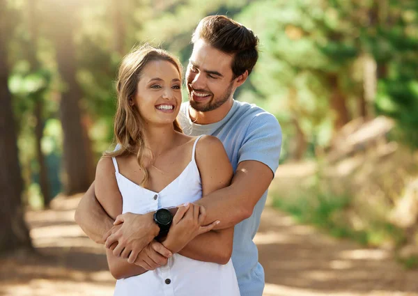 自然公園でカップル抱擁 愛と信頼 旅行や冒険との幸せと関係 森の中の若者 アウトドアや幸福と一緒に笑顔 コミットメントとケアを受け入れます — ストック写真