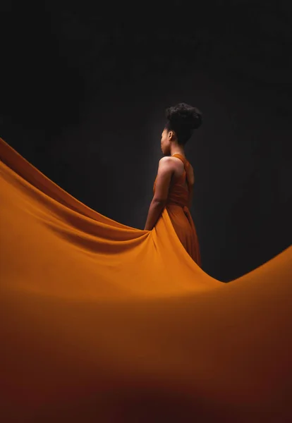 Femme Noire Art Mode Tissu Avec Maquette Sur Fond Sombre — Photo